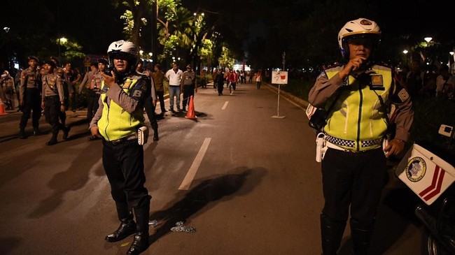 Polisi menyebut telah memeriksa hingga sepuluh orang terkait peristiwa ledakan di dekat lokasi nobar pendukung Jokowi-Ma'ruf di area utara Parkit Senayan.