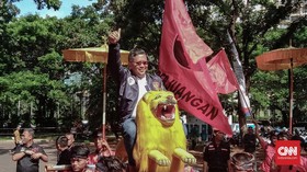 Pendukung 01 Padati Area Nobar, Hasto Naik Sisingaan