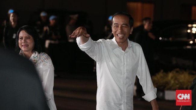 Capres nomor urut 01, Joko Widodo, pamer tiga kartu sakti yang dijanjikannya bila terpilih kembali menjadi presiden di acara deklarasi dukungan di Palembang.