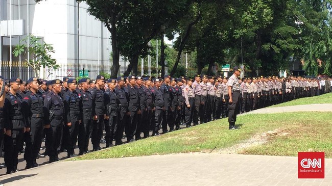 Polri dan TNI mengerahkan 2.048 personil gabungan untuk mengamankan perayaan Iduladha di Jakarta.