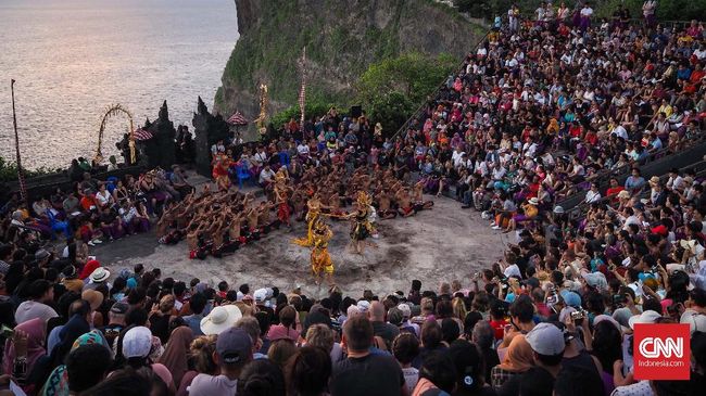 Jangan kaget saat melihat penari mengenakan masker, karena itu jadi salah satu protokol kesehatan Tari Kecak di Bali.