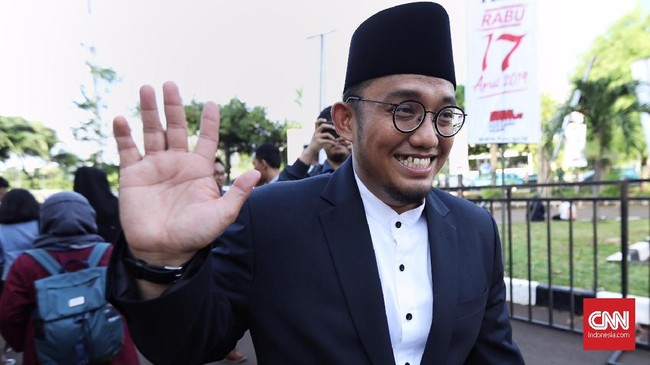 Dahnil Anzar menyatakan resmi bergabung dengan Partai Gerindra. Dia telah memegang kartu anggota.
