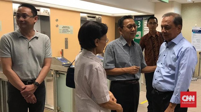 MS Hidayat menjenguk Ani Yudhoyono di Singapura. Pada kesempatan itu, dia berpesan agar SBY tak dulu aktif berpolitik.