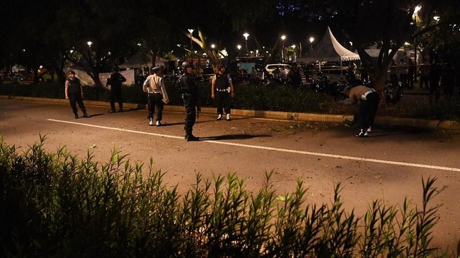 Dua orang relawan Jokowi-Ma'ruf dilarikan ke rumah sakit usai ledakan di Senayan. Salah satunya disebut mendapat perawatan darurat.