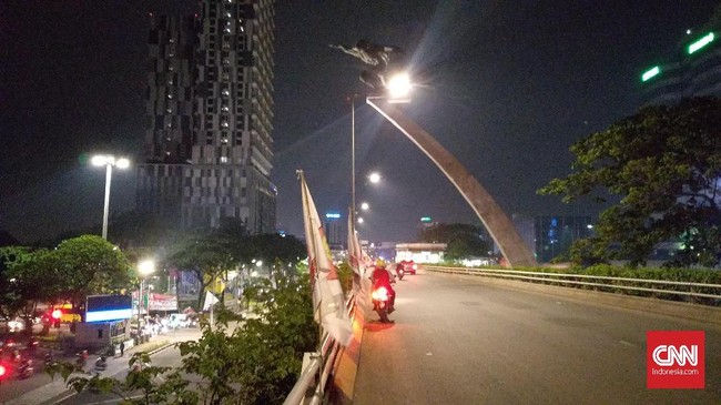 Kepulan asap putih tebal di jalan layang Pancoran diakibatkan karena gas sebuah mobil minibus tidak normal dan membuat suhu mesin meningkat.