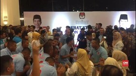 VIDEO: Dua Kubu Pendukung Sambut Capres dengan Yel-yel