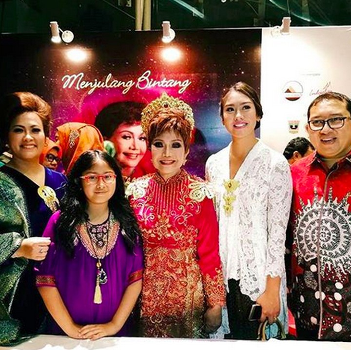 <p>Dari pernikahannya dengan Katharine Grace, <a href="https://news.detik.com/berita/d-4430461/said-aqil-anggap-puisi-fadli-lecehkan-mbah-moen-bpn-politis?_ga=" target="_blank">Fadli Zon</a> dikaruniai dua anak perempuan, yang bernama Shafa Sabila Fadli dan Zara Saladina Fadli. (Foto: Instagram @shafa_fadli)</p>