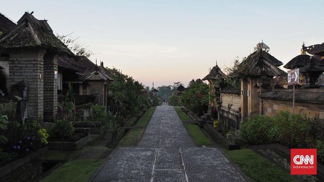 Selain dikenal sebagai desa terbersih di dunia, Desa Penglipuran di Bali juga dikenal sebagai desa anti poligami dan poliandri.