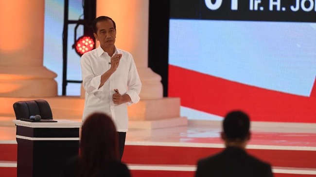 Kepala Staf Presiden Moeldoko menyarankan Jokowi membawa pulpen saat debat untuk menghindarkan gestur atau gerakan yang tidak perlu di atas panggung.