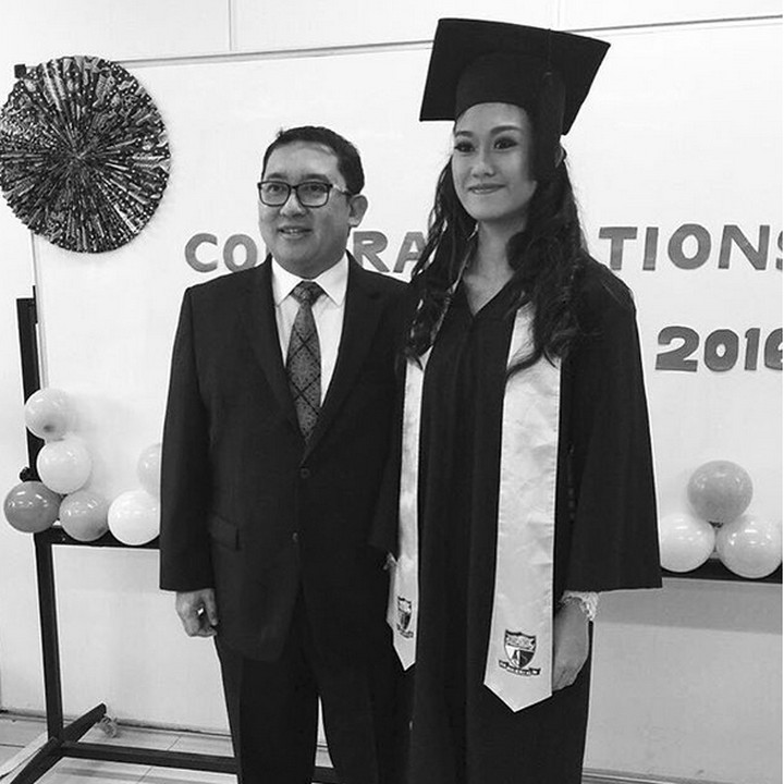 <p>Walaupun sibuk, sebagai ayah Fadly menyempatkan waktunya untuk menghadiri wisuda putri tercinta. Sweet banget ya, Bun. (Foto: Instagram @shafa_fadli)</p>