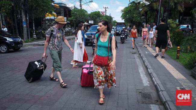 Pengusaha wisata menyebut pesanan turis asing untuk plesiran ke Bali masih banyak meskipun aturan zina di dalam UU KUHP sudah disahkan DPR awal pekan lalu.