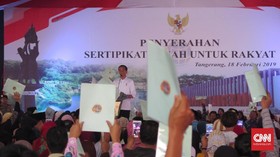 Bagikan Sertifikat, Jokowi Singgung Sengketa Tanah Rakyat