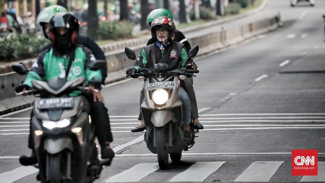 Kementerian Perhubungan sedang mempersiapkan revisi aturan sanksi bagi aplikator ojek online yang tak menaati regulasi pemerintah.