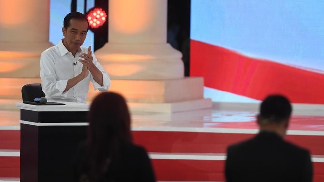 Jokowi dilaporkan dengan dugaan pasal-pasal Kebohongan Publik, Penyebaran Berita Bohong, Penyalahgunaan Wewenang, dan Keterangan Palsu.