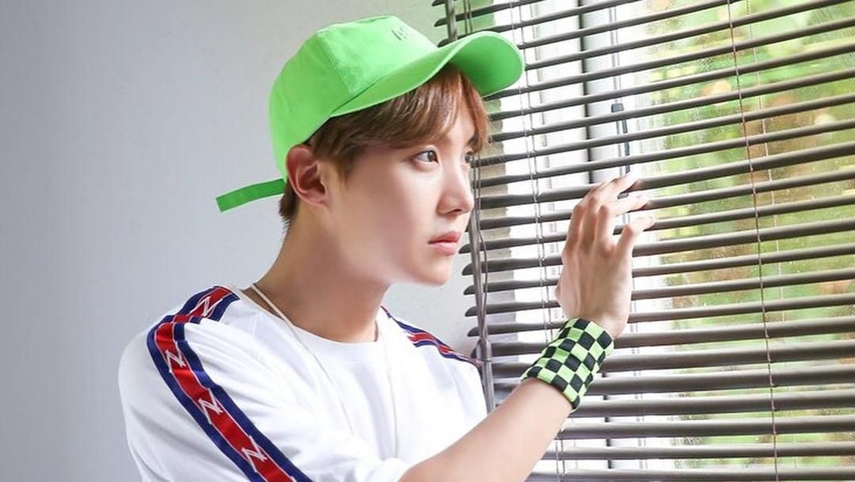 Masuki usia 25 tahun&comma; seperti apa sih penampilan J-Hope yang semakin imut&quest; Dan pastinya bikin ARMY histeri&period; Berikut Insertlive rangkum&comma; tujuh gaya imut J-Hope&period;