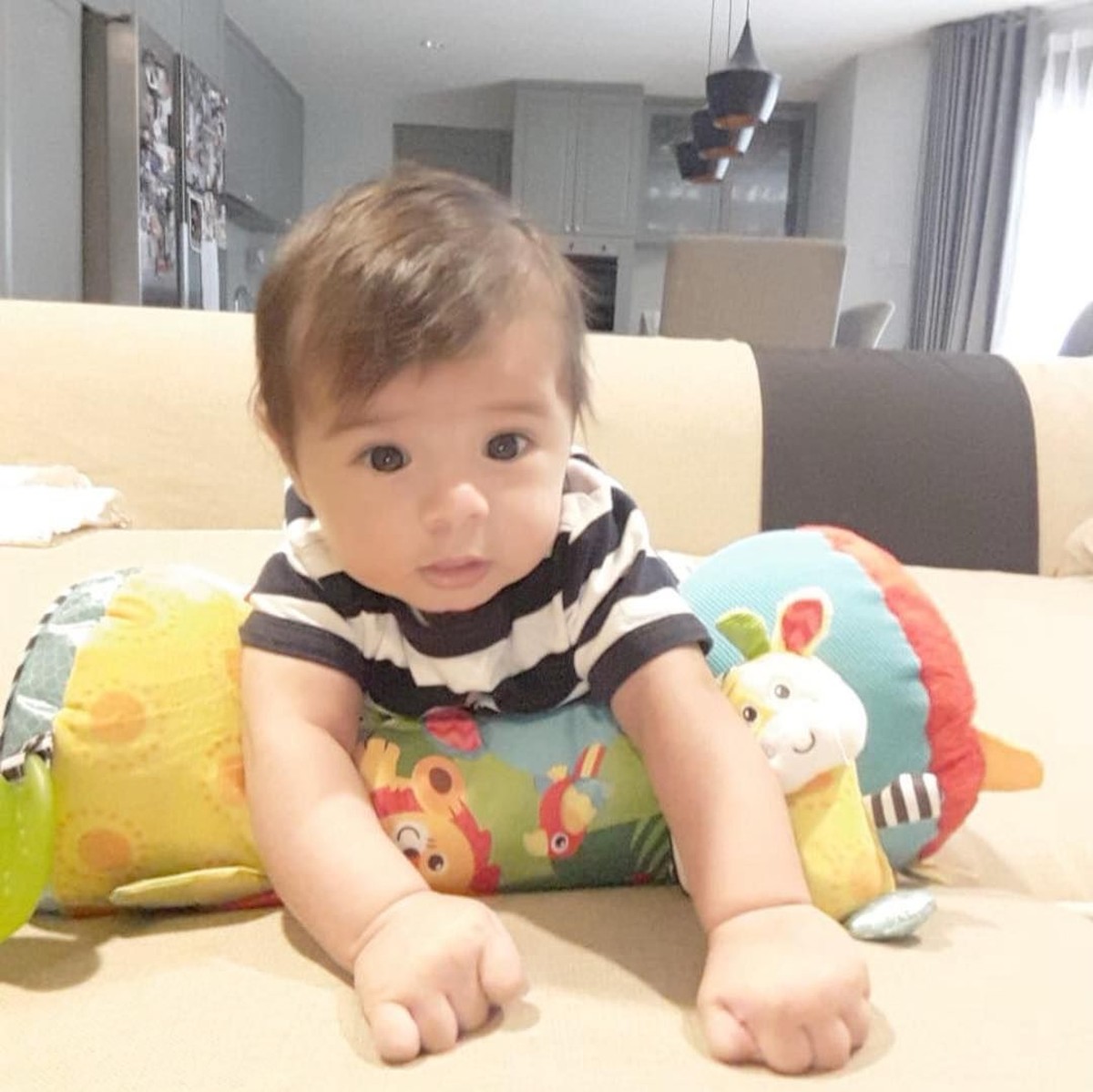 Anak kedua Carissa Puteri&comma; Zenecka Acana Naif&comma; sukses bikin gemas banyak orang&period; Bayi tampan yang biasa disebut baby Z ini mulai menunjukan ekspresi lucunya&period;