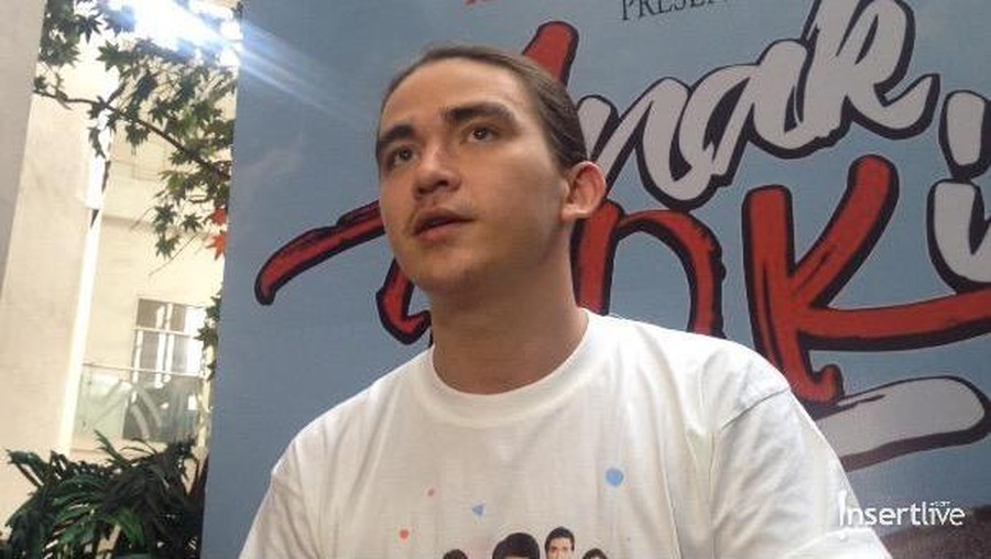 Dianggap unggah foto pranikah, Chris Laurent memberikan klarifikasi bahwa rencananya untuk menikah masih dua tahun lagi.