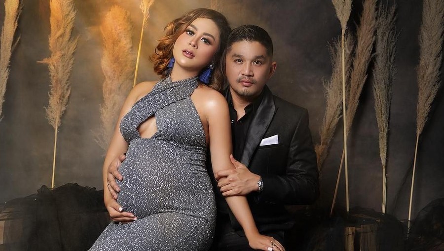 Selvi Kitty melahirkan buah cinta pertamanya bertepatan dengan momen ultah pernikahan pertama hari ini, Senin (18/2).