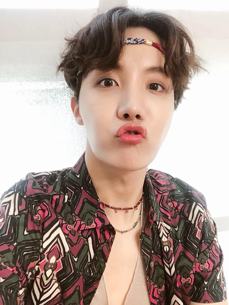 Bikin ARMY Histeris, Intip 7 Gaya Imut J-Hope BTS Masuki usia 25 tahun, seperti apa sih penampilan J-Hope yang semakin imut? Dan pastinya bikin ARMY histeri. Berikut Insertlive rangkum, tujuh gaya imut J-Hope.