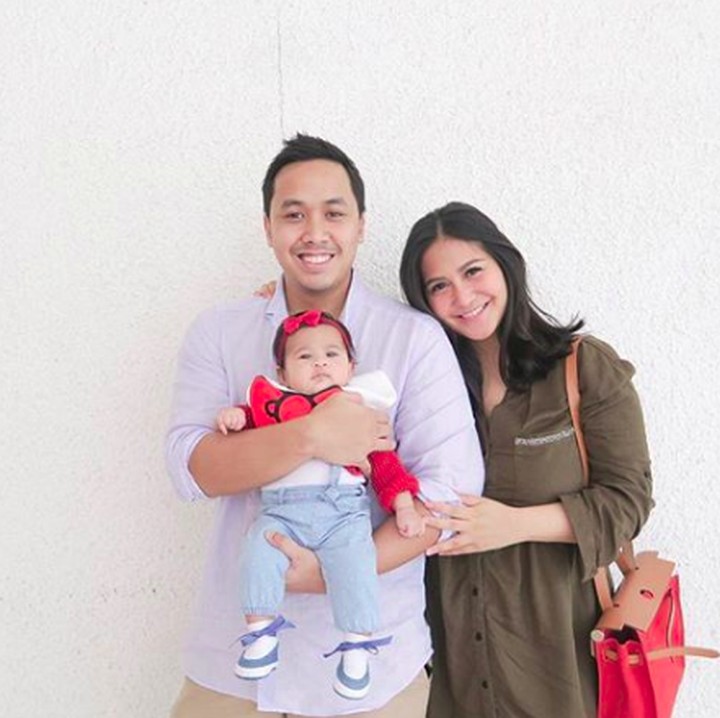 <p>Senyum bahagia menyelimuti pasangan Caca Tengker dan Barry Tamin dengan kelahiran Ansara Maisadipta Tamin. (Foto: Instagram/cacatengker)</p>
