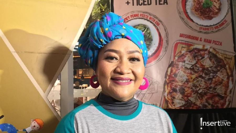 Jalani Diet, Tike Priatnakusumah Kurangi Berat Badan 25 Kg Aktris sekaligus pembawa acara Tike Priatnakusumah mengaku sedang menjalani program diet. Ia pun telah berhasil menurunkan 25 kg berat badannya