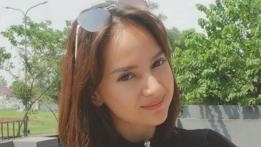 Angelica Simperler Syahrini dikabarkan akan menikah dalam waktu dekat. Sementara Syahrini bakal menikah, lima artis berikut justru masih betah jomblo di usia 30-an.