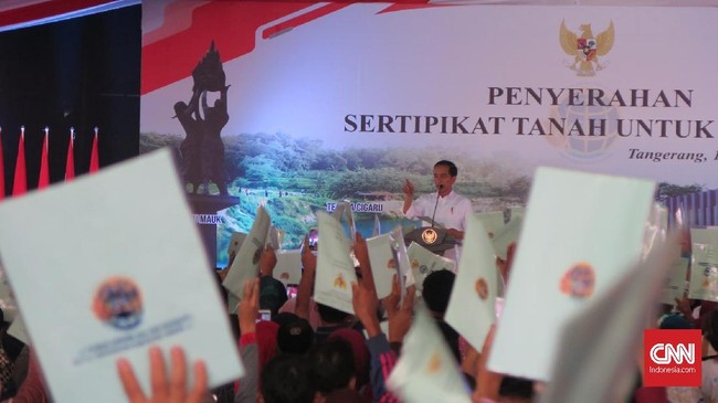 Jokowi Minta Warga Tangerang Tak Jual Tanah ke Pengembang Presiden Jokowi meminta warga penerima sertifikat tanah gratis tak tergiur menjual tanahnya kepada pengembang properti di Tangerang.