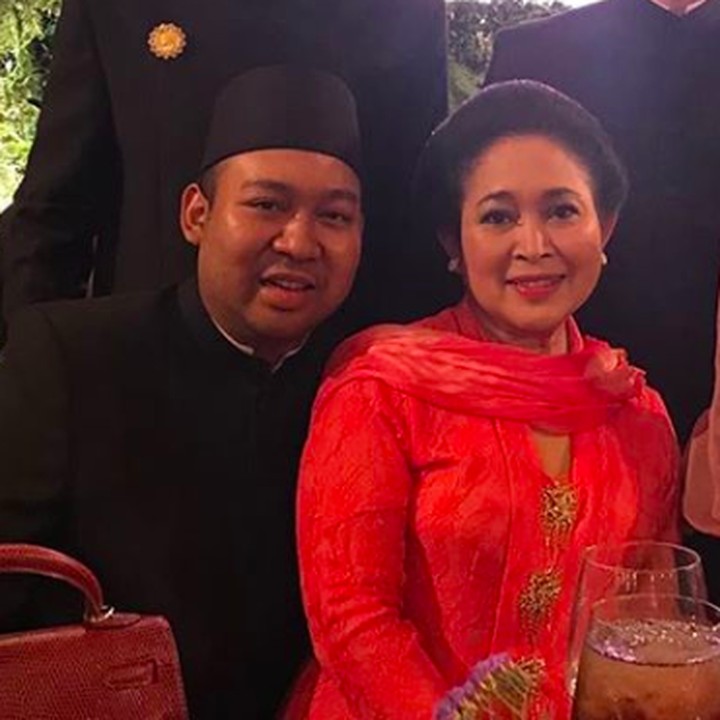 <p>Bagi seorang ibu seperti Titiek, bisa ditemani putranya ketika menghadiri sebuah acara bisa jadi hal yang membahagiakan. (Instagram/ @titiksoeharto)  </p>