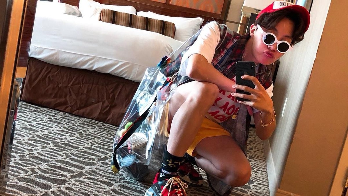 Masuki usia 25 tahun&comma; seperti apa sih penampilan J-Hope yang semakin imut&quest; Dan pastinya bikin ARMY histeri&period; Berikut Insertlive rangkum&comma; tujuh gaya imut J-Hope&period;