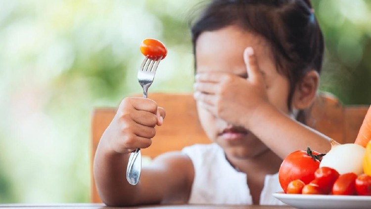 Pernah enggak, Bun, lihat anak ketakutan melihat makanan tertentu? Kalau dipaksa makan bisa sampai berkeringat dingin. Kenali penyebabnya yuk!