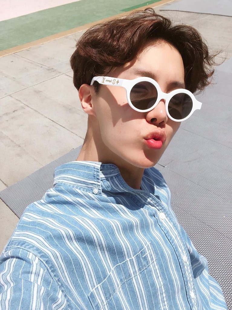 Masuki usia 25 tahun, seperti apa sih penampilan J-Hope yang semakin imut? Dan pastinya bikin ARMY histeri. Berikut Insertlive rangkum, tujuh gaya imut J-Hope.