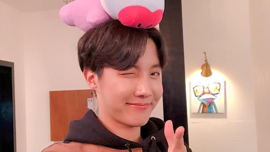 Pada momen perayaan menjelang detik-detik bertambahnya umur tersebut, J-Hope melakukan siaran V Live bersama member-member lainnya.