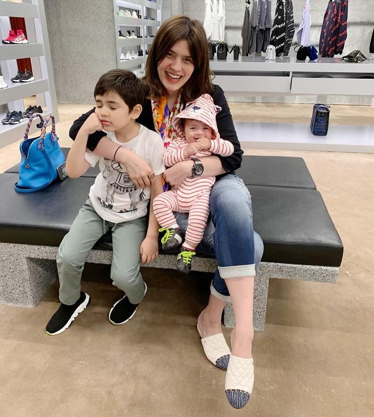 Anak kedua Carissa Puteri, Zenecka Acana Naif, sukses bikin gemas banyak orang. Bayi tampan yang biasa disebut baby Z ini mulai menunjukan ekspresi lucunya.