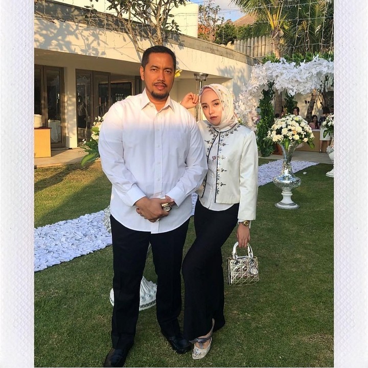 <p>Kompaknya gaya berpakaian Salma dan Sunan Kalijaga saat datang ke acara pernikahan. (Foto: Instagram @salmafinasunan)</p>