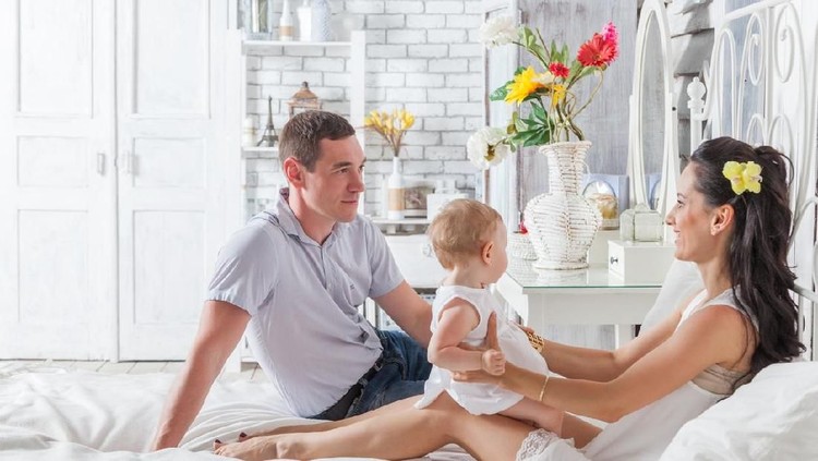 Setelah punya anak, waktu berduan dengan Ayah jadi berkurang ya, Bun? Tenang, ada cara untuk menyiasati agar tetap intim sama Ayah.