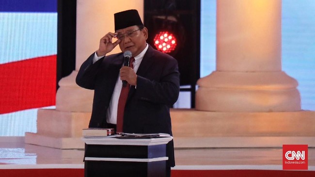 Pengamat politik The Habibie Center Bawono Kumoro menilai Prabowo mengobral narasi besar seperti Pasal 33 dan swasembada, namun gagal menjelaskan dengan baik.