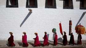 FOTO: Kala Matahari Menyinari 'Budha' di Tibet