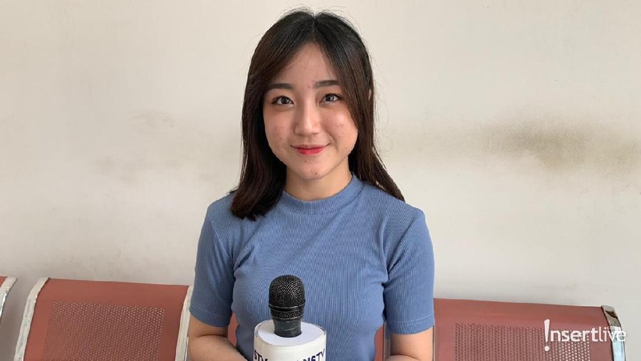 Kesibukan bersama JKT48 tak membuat Sinka Juliani mengesampingkan urusan pendidikan. Ia tetap menyisihkan waktu untuk tetap bisa kuliah.