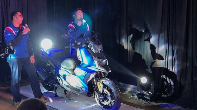 BMW C 400 X hadir sebagai pelengkap model dari BMW C 650 GT dan C 650 Sport. C 400 X dibekali mesin satu silinder berkapasitas 350 cc serta transmisi CV.