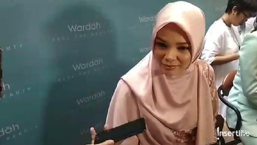 Aktris dan penyanyi Dewi Sandra masih tetap cantik meski hampir meninjak usia 40 tahun. Kepada Insertline, Ia membeberkan rahasianya.