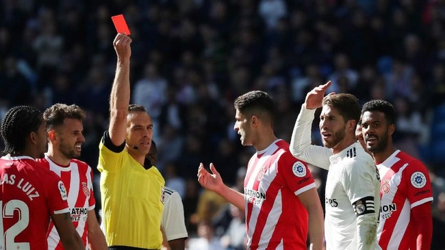 Sergio Ramos menjadi raja dalam urusan kartu merah setelah kembali meraihnya saat Real Madrid kalah 1-2 dari Girona di Stadion Santiago Bernabeu.