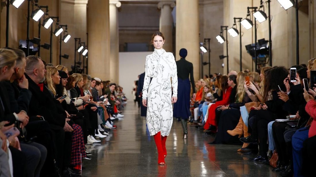 FOTO: Sisi Nakal Victoria Beckham di London Fashion Week
