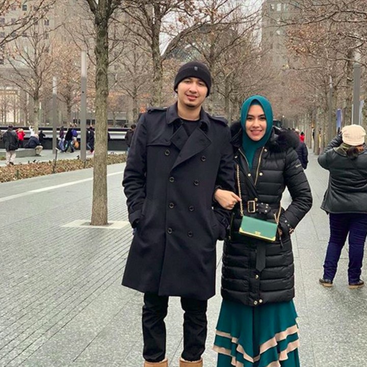 Pernikahan mereka tertutup dan bahkan terkesan diam-diam. Tanggal dan bulan mereka menikah pun tidak diberi tahu ke publik. (Foto: Instagram @kartikaputriworld)