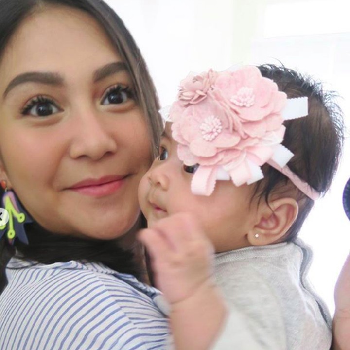 <p>Kalau foto sama bayi, memang enggak pernah sukses ya, Bun? Caca pun merasakannya. Kamera di mana, eh si kecil melihat ke arah mana. He-he. (Foto: Instagram/cacatengker)</p>