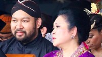 <p>Seperti saat menghadiri acara di Monas nih, Bun. <a href="https://news.detik.com/berita/d-4420889/titiek-soeharto-pilih-caleg-dari-partai-pendukung-prabowo-sandi" target="_blank">Titiek Soeharto</a> <em>happy</em> banget didampingi putra semata wayangnya. (Instagram/ @titieksoeharto)</p>