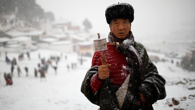 FOTO: Kala Matahari Menyinari 'Budha' di Tibet