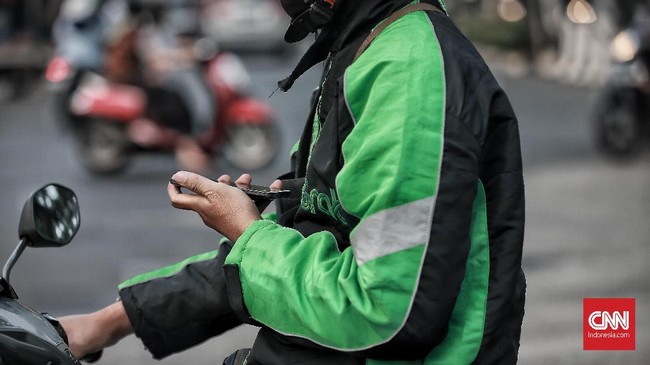 Keberadaan layanan ojek online kian lekat dalam keseharian masyarakat Indonesia. Pengunaanya yang mudah, murah dan cepat, menjadi alasan utama melekatnya ojek online di tengah masyarakat. Jakarta, Senin 18 Februari 2019. CNN Indonesia/Andry Novelino