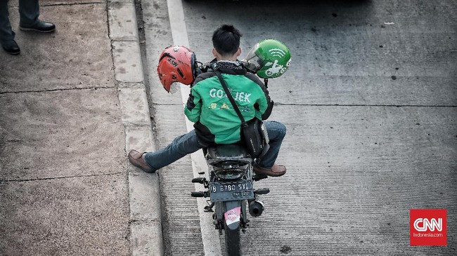 Menteri Perhubungan Budi Karya S menyatakan akan mengambil jalan tengah dalam penentuan tarif ojek online, karena kalau Rp3.000, mereka takut memberatkan warga.
