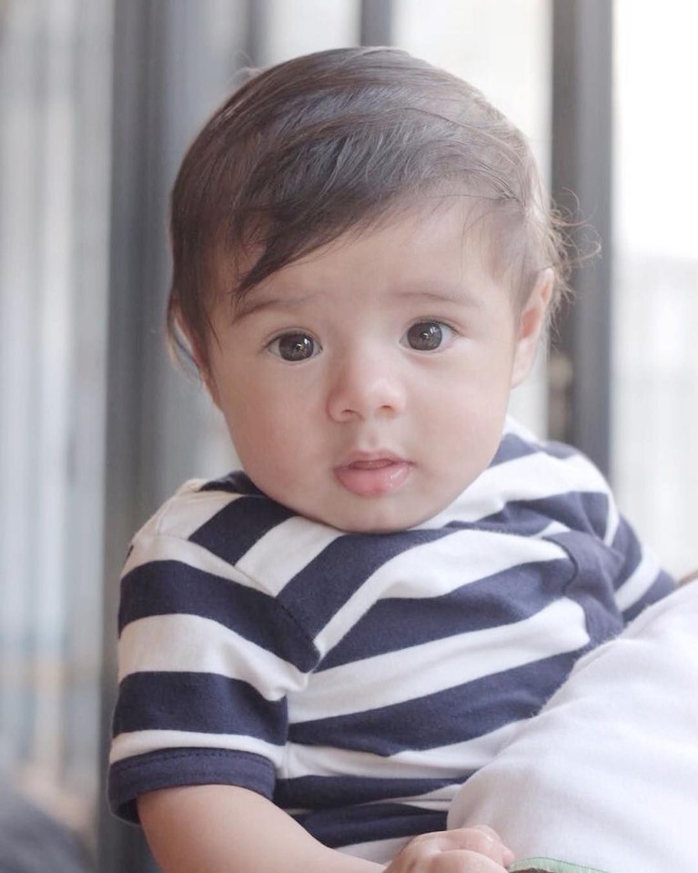 Anak kedua Carissa Puteri, Zenecka Acana Naif, sukses bikin gemas banyak orang. Bayi tampan yang biasa disebut baby Z ini mulai menunjukan ekspresi lucunya.