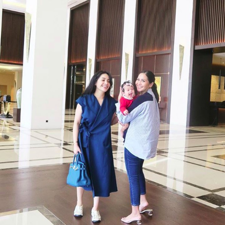 <p>Yeay! Bonding Caca dan Ansara makin ceria dengan keberadaan Tante Nagita. (Foto: Instagram/cacatengker)</p>